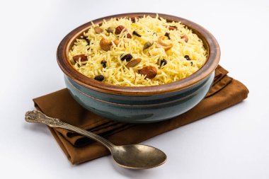 Kaşmir tatlı modur pulao şekerle pişirilmiş pirinç, safran ve kuru meyvelerle tatlandırılmış su.