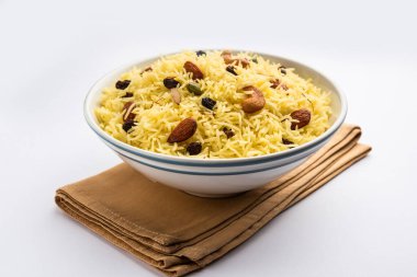 Kaşmir tatlı modur pulao şekerle pişirilmiş pirinç, safran ve kuru meyvelerle tatlandırılmış su.