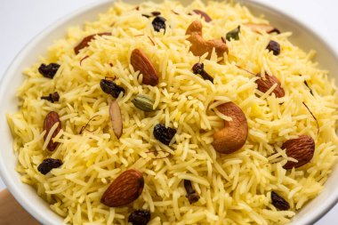 Kaşmir tatlı modur pulao şekerle pişirilmiş pirinç, safran ve kuru meyvelerle tatlandırılmış su.
