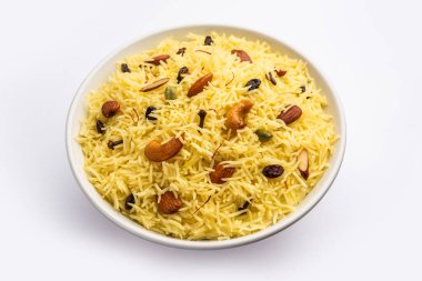 Kaşmir tatlı modur pulao şekerle pişirilmiş pirinç, safran ve kuru meyvelerle tatlandırılmış su.