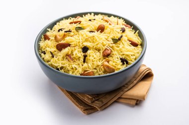 Kaşmir tatlı modur pulao şekerle pişirilmiş pirinç, safran ve kuru meyvelerle tatlandırılmış su.