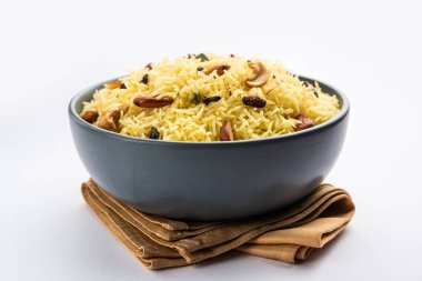 Kaşmir tatlı modur pulao şekerle pişirilmiş pirinç, safran ve kuru meyvelerle tatlandırılmış su.