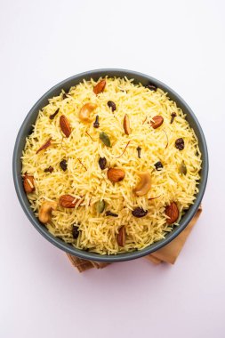 Kaşmir tatlı modur pulao şekerle pişirilmiş pirinç, safran ve kuru meyvelerle tatlandırılmış su.