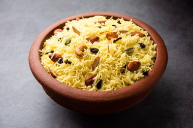 Kaşmir tatlı modur pulao şekerle pişirilmiş pirinç, safran ve kuru meyvelerle tatlandırılmış su.