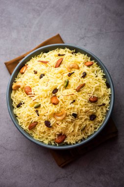 Kaşmir tatlı modur pulao şekerle pişirilmiş pirinç, safran ve kuru meyvelerle tatlandırılmış su.