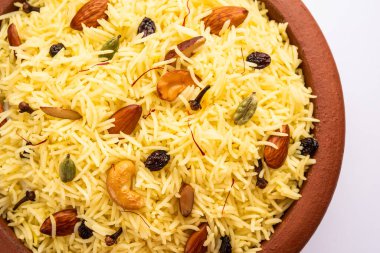 Kaşmir tatlı modur pulao şekerle pişirilmiş pirinç, safran ve kuru meyvelerle tatlandırılmış su.