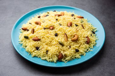 Kaşmir tatlı modur pulao şekerle pişirilmiş pirinç, safran ve kuru meyvelerle tatlandırılmış su.