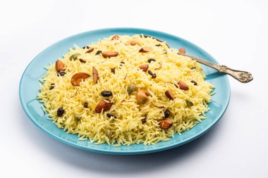 Kaşmir tatlı modur pulao şekerle pişirilmiş pirinç, safran ve kuru meyvelerle tatlandırılmış su.