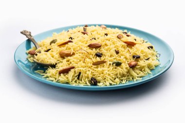 Kaşmir tatlı modur pulao şekerle pişirilmiş pirinç, safran ve kuru meyvelerle tatlandırılmış su.