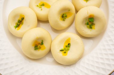 Sandesh ya da shondesh, Bengal, Hindistan 'da bulunan bir tatlı türüdür.