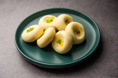 Sandesh ya da shondesh, Bengal, Hindistan 'da bulunan bir tatlı türüdür.