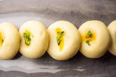 Sandesh ya da shondesh, Bengal, Hindistan 'da bulunan bir tatlı türüdür.