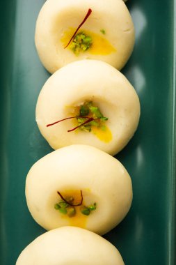 Sandesh ya da shondesh, Bengal, Hindistan 'da bulunan bir tatlı türüdür.