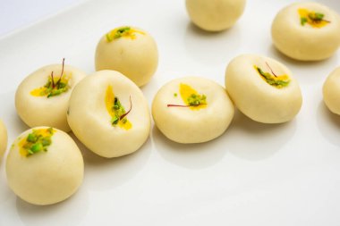 Sandesh ya da shondesh, Bengal, Hindistan 'da bulunan bir tatlı türüdür.