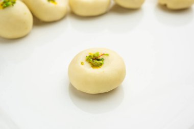 Sandesh ya da shondesh, Bengal, Hindistan 'da bulunan bir tatlı türüdür.