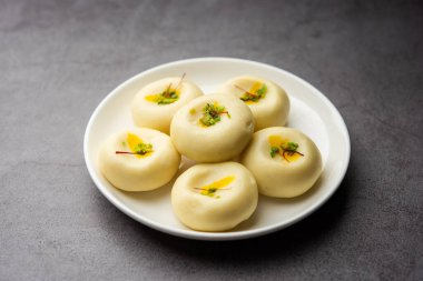 Sandesh ya da shondesh, Bengal, Hindistan 'da bulunan bir tatlı türüdür.