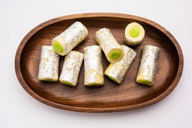 Kaju Pista Roll ya da Fıstıklı Pistachio Rolls Mithai ya da imzalı Hint tatlısı, festivaller için tatlı ya da tatlı