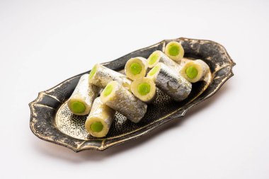 Kaju Pista Roll ya da Fıstıklı Pistachio Rolls Mithai ya da imzalı Hint tatlısı, festivaller için tatlı ya da tatlı