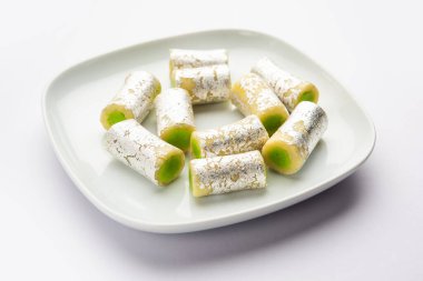 Kaju Pista Roll ya da Fıstıklı Pistachio Rolls Mithai ya da imzalı Hint tatlısı, festivaller için tatlı ya da tatlı