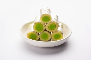 Kaju Pista Roll ya da Fıstıklı Pistachio Rolls Mithai ya da imzalı Hint tatlısı, festivaller için tatlı ya da tatlı