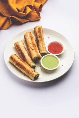 Baharatla karışık rendelenmiş süzme peynirle yapılmış Hint paneer ekmeği.