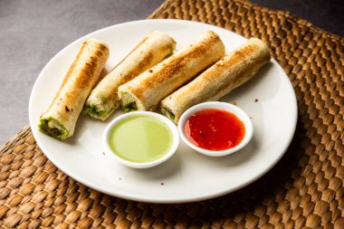 Baharatla karışık rendelenmiş süzme peynirle yapılmış Hint paneer ekmeği.