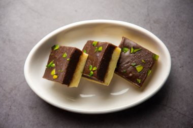 Choco Vanilla Pateesa veya çikolatalı mawa barfi veya iki katmanlı burfi, Hint tatlısı veya tatlı