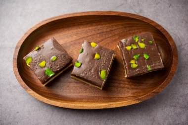 Choco Vanilla Pateesa veya çikolatalı mawa barfi veya iki katmanlı burfi, Hint tatlısı veya tatlı