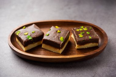 Choco Vanilla Pateesa veya çikolatalı mawa barfi veya iki katmanlı burfi, Hint tatlısı veya tatlı