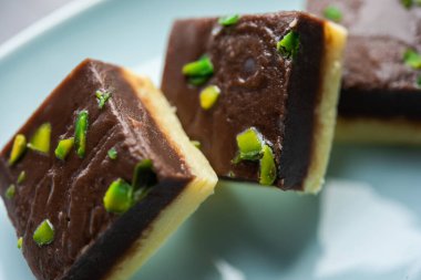 Choco Vanilla Pateesa veya çikolatalı mawa barfi veya iki katmanlı burfi, Hint tatlısı veya tatlı