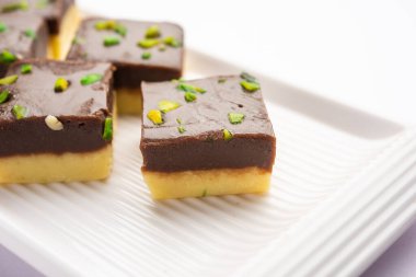 Choco Vanilla Pateesa veya çikolatalı mawa barfi veya iki katmanlı burfi, Hint tatlısı veya tatlı