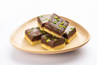 Choco Vanilla Pateesa veya çikolatalı mawa barfi veya iki katmanlı burfi, Hint tatlısı veya tatlı