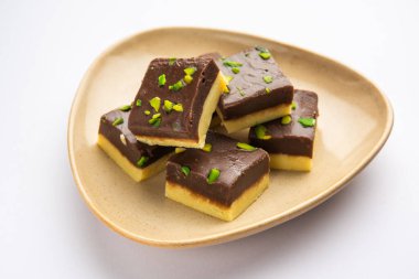 Choco Vanilla Pateesa veya çikolatalı mawa barfi veya iki katmanlı burfi, Hint tatlısı veya tatlı