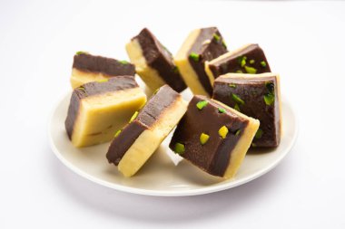 Choco Vanilla Pateesa veya çikolatalı mawa barfi veya iki katmanlı burfi, Hint tatlısı veya tatlı