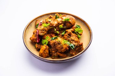 Sukha koyun eti ya da tavuk, kuru baharatlı Murgh ya da tabakta ya da kasede servis edilen keçi eti.