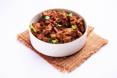 Sukha koyun eti ya da tavuk, kuru baharatlı Murgh ya da tabakta ya da kasede servis edilen keçi eti.