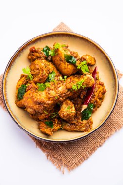 Sukha koyun eti ya da tavuk, kuru baharatlı Murgh ya da tabakta ya da kasede servis edilen keçi eti.