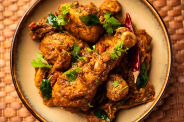 Sukha koyun eti ya da tavuk, kuru baharatlı Murgh ya da tabakta ya da kasede servis edilen keçi eti.