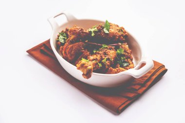 Sukha koyun eti ya da tavuk, kuru baharatlı Murgh ya da tabakta ya da kasede servis edilen keçi eti.