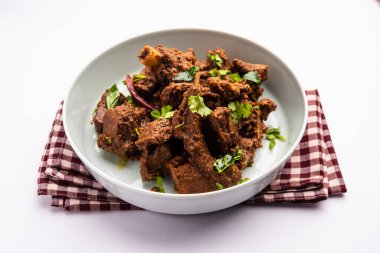 Sukha koyun eti ya da tavuk, kuru baharatlı Murgh ya da tabakta ya da kasede servis edilen keçi eti.