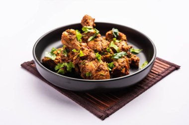 Sukha koyun eti ya da tavuk, kuru baharatlı Murgh ya da tabakta ya da kasede servis edilen keçi eti.