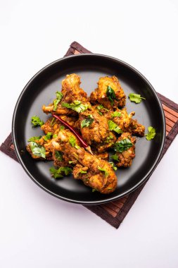 Sukha koyun eti ya da tavuk, kuru baharatlı Murgh ya da tabakta ya da kasede servis edilen keçi eti.