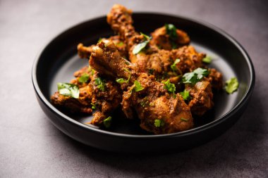 Sukha koyun eti ya da tavuk, kuru baharatlı Murgh ya da tabakta ya da kasede servis edilen keçi eti.