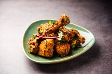 Sukha koyun eti ya da tavuk, kuru baharatlı Murgh ya da tabakta ya da kasede servis edilen keçi eti.