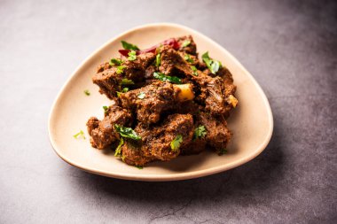 Sukha koyun eti ya da tavuk, kuru baharatlı Murgh ya da tabakta ya da kasede servis edilen keçi eti.