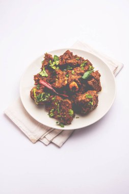 Sukha koyun eti ya da tavuk, kuru baharatlı Murgh ya da tabakta ya da kasede servis edilen keçi eti.