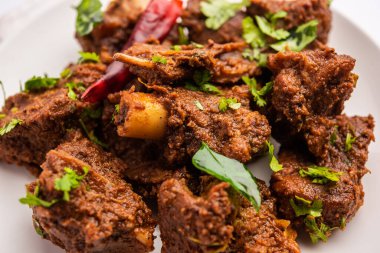 Sukha koyun eti ya da tavuk, kuru baharatlı Murgh ya da tabakta ya da kasede servis edilen keçi eti.