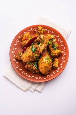 Sukha koyun eti ya da tavuk, kuru baharatlı Murgh ya da tabakta ya da kasede servis edilen keçi eti.