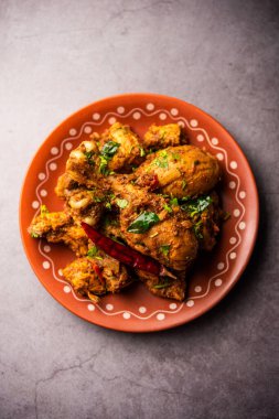 Sukha koyun eti ya da tavuk, kuru baharatlı Murgh ya da tabakta ya da kasede servis edilen keçi eti.