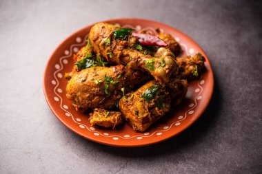 Sukha koyun eti ya da tavuk, kuru baharatlı Murgh ya da tabakta ya da kasede servis edilen keçi eti.